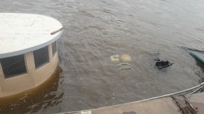 Из затопленного судна в Подмосковном Красногорске произошла утечка топлива